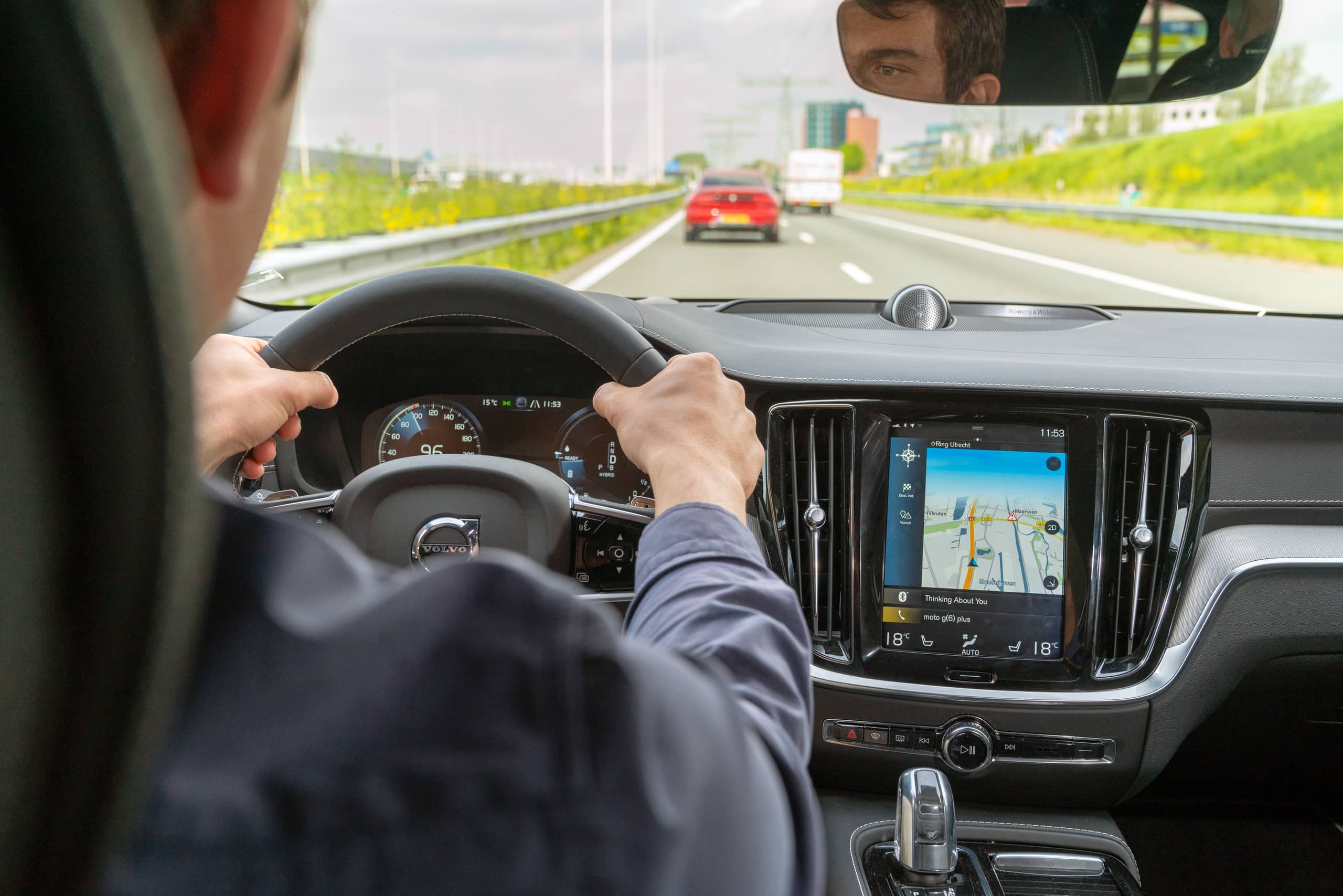 In-car informatie via een reisapp of ingebouwde navigatie.