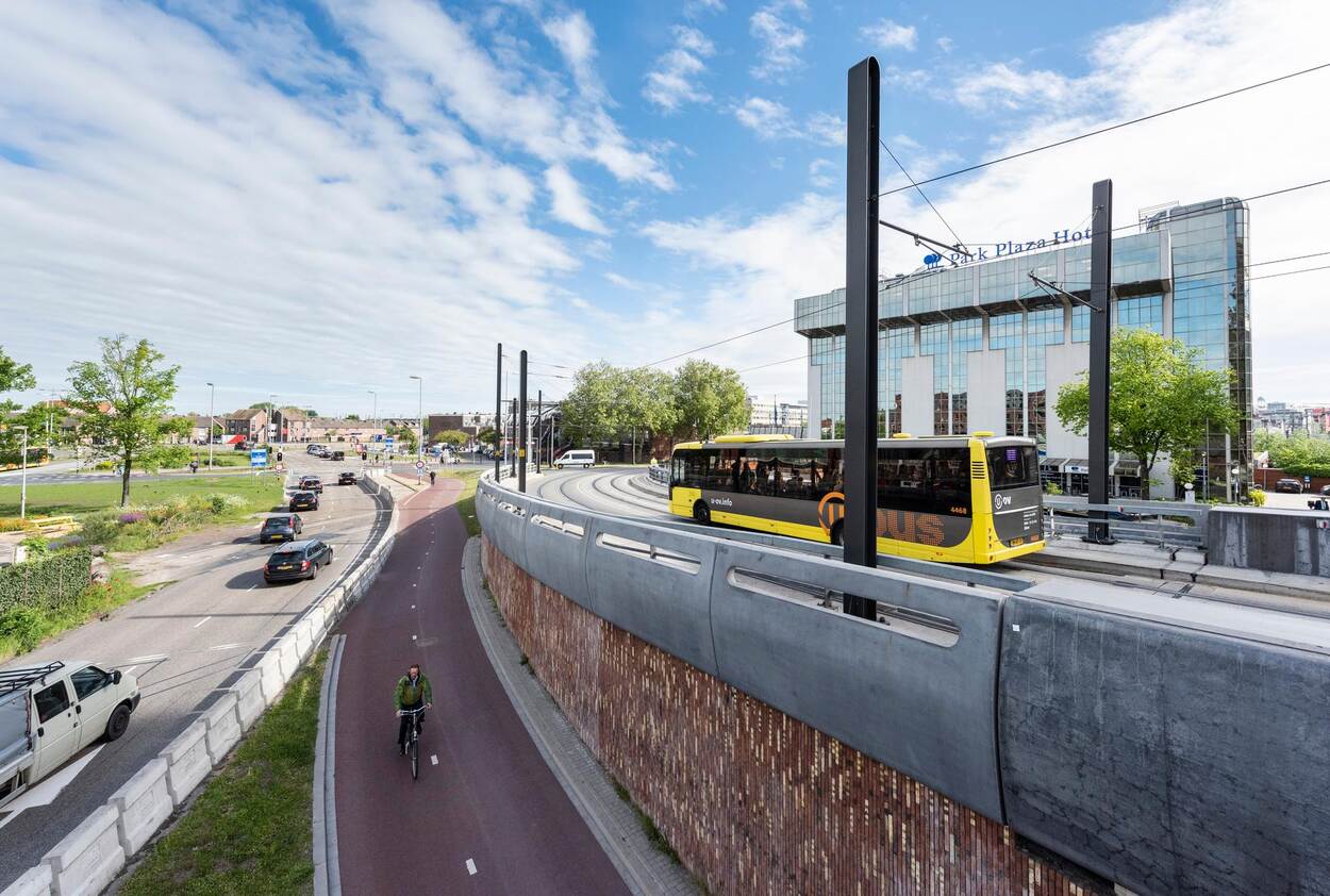 Fiets, auto en bus