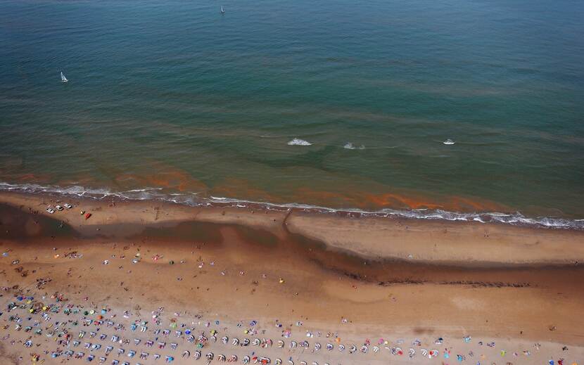 Afbeelding 1. De rode gloed tussen Scheveningen en Katwijk. Het bleek uiteindelijk om het ongevaarlijke zeevonk te gaan.